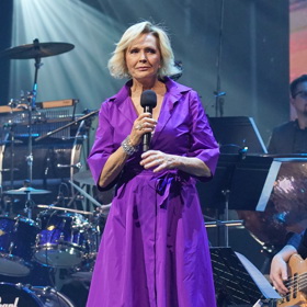 Helena Vondráčková ovšem stříbrné hromnice nazula v loňském roce k fialovým šatům od své dvorní návrhářky Tatiany Kovaříkové.