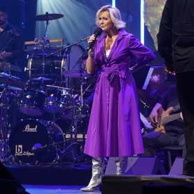 Kombinace fialové a metalické stříbrné Heleně Vondráčkové skvěle padne.