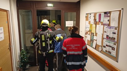 FOTO: Požár v karlovarském pečovatelském domě si vyžádal jednu oběť.