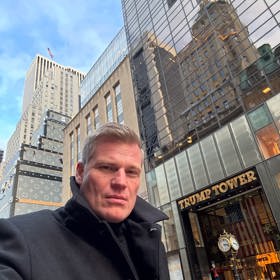 Filip Turek před Trump Tower.