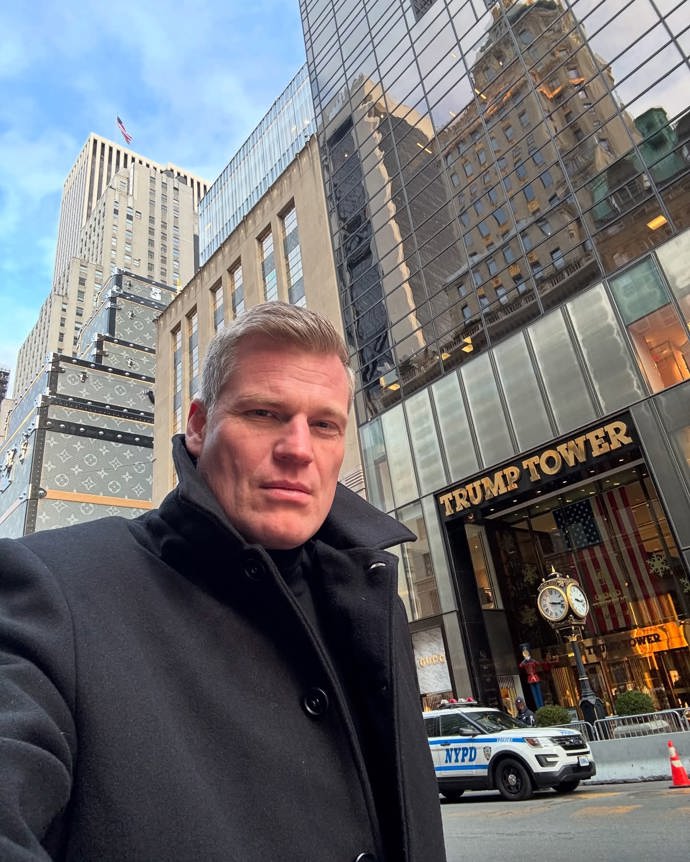 FOTO: Filip Turek před Trump Tower. – stránka 260