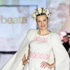 V kolekci Roba najdeme slušivé bílé pláště a výrazné barevné výšivky.