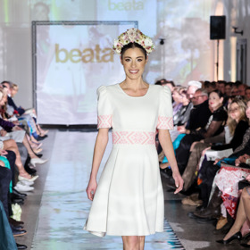 Klasický střih šatů s áčkovou sukní - to je podle Rajské sázka na jistotu.