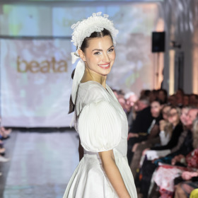 Bát bychom se neměly ani výrazných pokrývek hlavy.