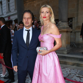 Krásné koktejlky v podání Daniely Peštové a oblek vhodný pro dress code Cocktail Pavola Habery. 