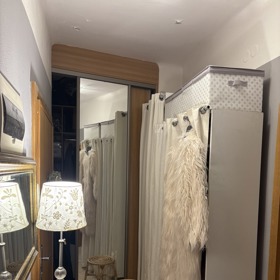 V předsíni je skříň na kabáty a kožíšky.