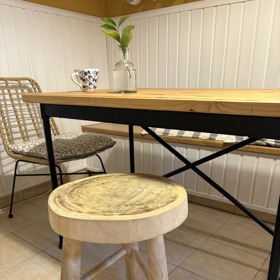 Stolička v kuchyni nesmí chybět, tahle je ze starého dřeva.