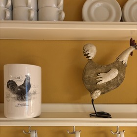 Detail na poličku s kohoutem