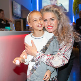 Olga Menzelová se svou mladší dcerou Evou Marií. Jejím otcem je režisér Jiří Menzel.