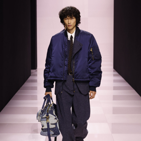 Tmavě modrá stále zůstává v hledáčku módních odborníků. Model z přehlídky Louis Vuitton na pařížském týdnu módy.