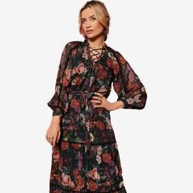 Šifonové šaty můžete sladit s lakovanými botami na vysokém podpatku. Šaty, Love&Roses, 1 030 Kč