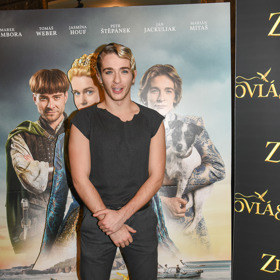 Herec Tomáš Weber, jak se novinářům představil v civilním oblečení na premiéře Zlatovlásky.