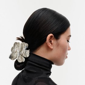 Skřipec jako jediná výrazná ozdoba vašeho outfitu? Proč ne? (Marimekko, Nila, 899 Kč)