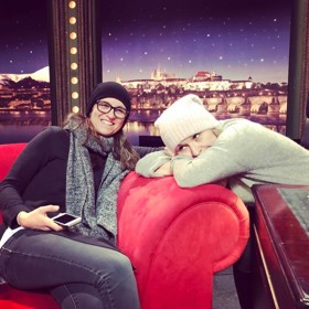 Už 25 let spolupracuje Simona Matásková na talkshow Jana Krause. Červený gauč zná velmi dobře.