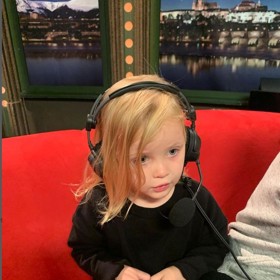 Vnučka Simony Matáskové, Sofie, si na červeném gauči poseděla už ve svých dvou letech.