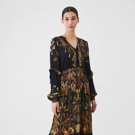 Skvěle se hodí doplňky z hnědého semiše. Tady kozačky doladily šaty Medicin, 1 599 Kč