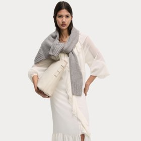 Sněhobílé šaty s volánky můžete doplnit puloverem a botami z broušené lůže. Midi šaty, Marks&Spencer, 1 399 Kč