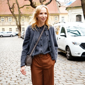 Herečka Jana Plodková se nebojí kardigany vrstvit na sebe a zajímavě barevně kombinovat s širokými kalhotami.