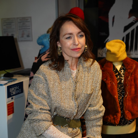 Mezi modely své seriálové postavy se ve svém civilním modelu herečka vyjímala jako elegantní dáma.