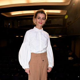 K bílé košili oblékla Jirešová hnědé široké kalhoty s vysokým pasem.