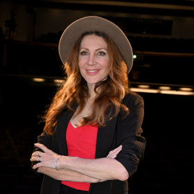 Olga Lounová vynesla do divadla netypicky klobouk s hnědou krempou.