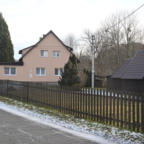 Pod okny domu Heleny Zeťové je beton.