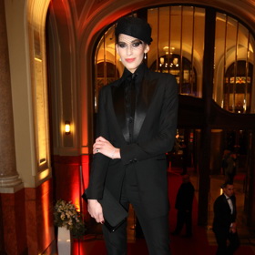 Mezi nejčastější plesové hříchy patří nedodržení dress codu a nevhodná volba oděvu. Aneta Vignerová jednou vyrazila v pánském modelu, který se tradičním plesovým šatům pranic nepodobá.