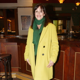 Velmi elegantně překvapivě působí ladění zelené šály se zářivě žlutým kabátkem.