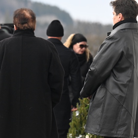 Alena Semelková skrývala smutek pod velkými slunečními brýlemi.