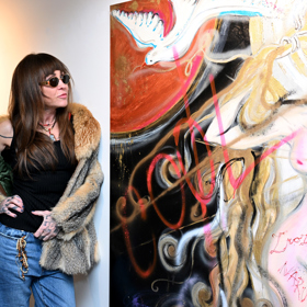 Kateřina Kaira Hrachovcová pózuje s jedním ze svých obrazů.