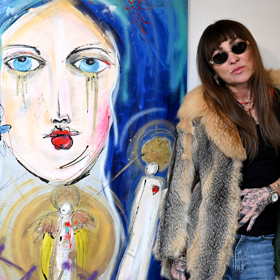 Ve svých obrazech realizuje Kaira Hrachovcová své umělecké ambice.