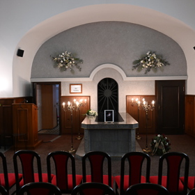 Pohřeb moderátora Radia Kiss Jiřího Vondry proběhl ve smuteční obřadní síni v Rokytnici nad Jizerou.
