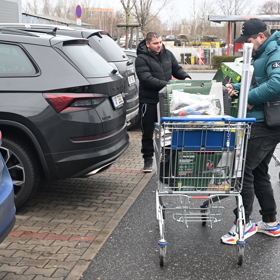 Lidé nadšeně nakupovali.