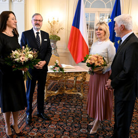 Prezidentský pár a premiér s manželkou se  tentokrát setkali na zámku v Lánech.