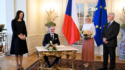 FOTO: Petr Fiala se zapisuje do slavnostní knihy.
