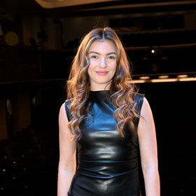 Nelly Řehořová se nebála upnutých koženkových minišatů bez rukávů.