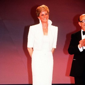 Díky bělostnému kompletu posetému perlami zastínila i ty nejvýstřednější módní návrháře.