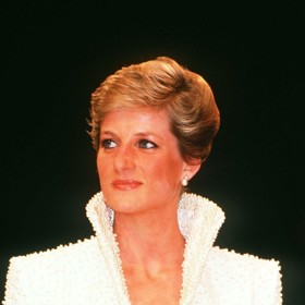 Princezna Diana je dodnes téměř nepřekonanou módní ikonou. Dokázala to i "elvisovskými" šaty od Catherine Walker, které poprvé vynesla na Britských módních cenách v roce 1989.