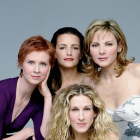 Ikonické kudrny Carrie Bradshaw, rozpustilý vrabčák Mirandy nebo sporadická ofinka sexy Samanthy? Tak se přiznejte, který účes vám tehdy nejvíc učaroval?