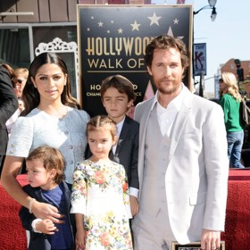 Spokojená rodinka - Camila, Matthew, Levi, Vida a Livingston na odhalení hercovy hvězdy na hollywoodském chodníku slávy v roce 2014.