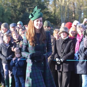 Vzpomínáte? Kate Middleton na své první vánoční bohoslužbě s královskou rodinou oblékla roku 2013 zeleno-modrý kostkovaný kabát.