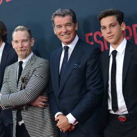 Třetím biologickým potomkem představitele Jamese Bonda je syn Sean (druhý zleva), kterého má s první manželkou Cassandrou Harris. Táta dvou dětí začínal jako herec, momentálně ale pomáhá lidem bojovat se závislostí a rád by se stal psychologem.