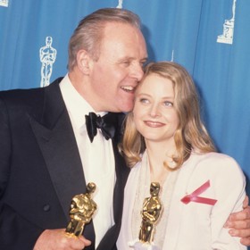 Anthony Hopkins proslul na začátku devadesátých let coby představitel kanibala Hannibala Lectera v thrilleru Mlčení jehňátek. S kolegyní Jodie Foster (na snímku) za něj získali Oscara.