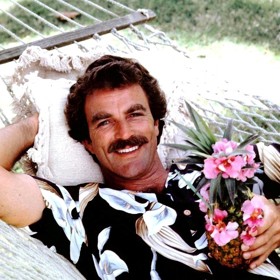 Herec je jedním z mála mužů na světě, kterým tato ozdoba vyloženě sluší. Bez kníru to prostě není Tom! Možná i proto vous prakticky celou kariéru neodložil.