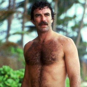 Tom Selleck okouzlil fanynky nejen zarostlou hrudí a ztepilou postavou, ale především svým ikonickým knírem.