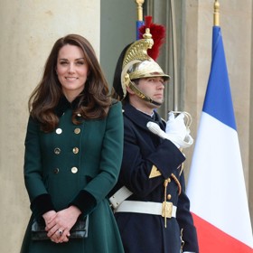 V březnu 2017 v Paříži se Kate Middleton setkala s francouzským prezidentem Françoisem Hollandem. Při té příležitosti oblékla lahvově zelený kabát se zlatými knoflíky od značky Catherine Walker.