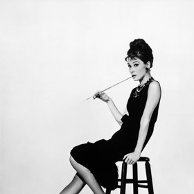 Ikonický styl Audrey Hepburn ve slavném snímku určovaly modely hvězdného módního návrháře Byl jím Hubert de Givenchy. A postaral se i o věhlas tohoto základního kousku elegantního šatníku. 