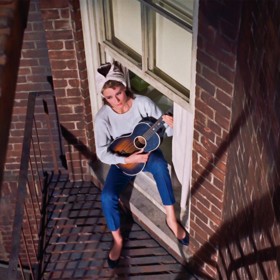 A nechyběly ani džíny. Audrey Hepburn je na schodiště, kde si zazpívala hit Moon River, oblékla s pohodlnou mikinou a střevíčky.