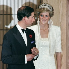 Původně měla Diana obléci šaty až na státní návštěvě Hong Kongu. Perlami vzdala návrhářka hold "orientu" a také skvěle ladily s princezninou tiárou, se kterou je manželka prince Charlese plánovala spárovat.