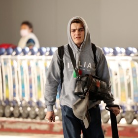 Na rozdíl od rodičů a sestry Lily-Rose ale žije v ústraní a o světla reflektorů nejeví zájem. Místo toho pracuje za barem v jedné libanonské restauraci v Paříži.